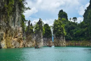 Paysage spectaculaire du lac Cheow Lan en Thaïlande