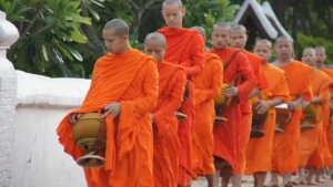 Moins bouddhistes au Laos lors d'un voyage sur mesure