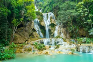 Cascades de Kuang Si lors d'un voyage sur mesure au Laos.