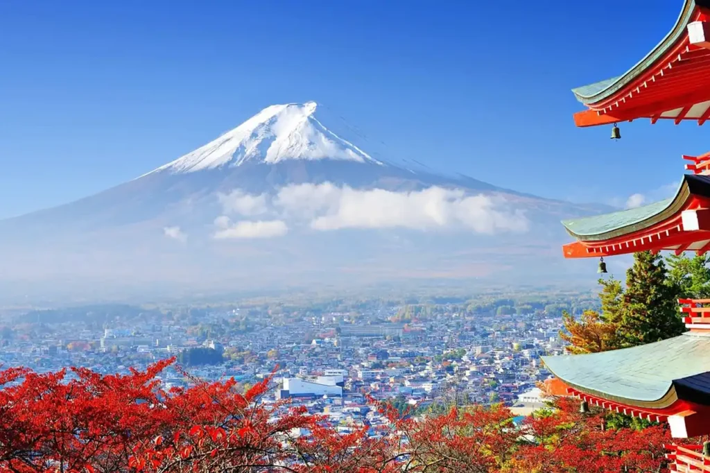 Cerisiers en fleurs et mont Fuji au printemps lors d'un voyage sur mesure au Japon.