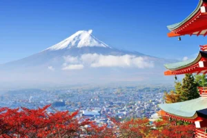 Cerisiers en fleurs et mont Fuji au printemps lors d'un voyage sur mesure au Japon.