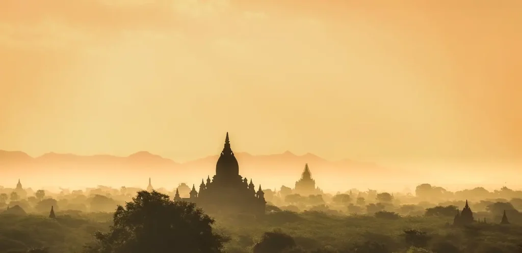 Temples de Bagan dans la lumière du matin en Birmanie